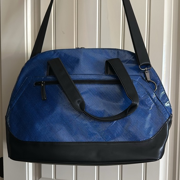 Rareform Maya Crossbody in blue & white - Picture 2 of 6